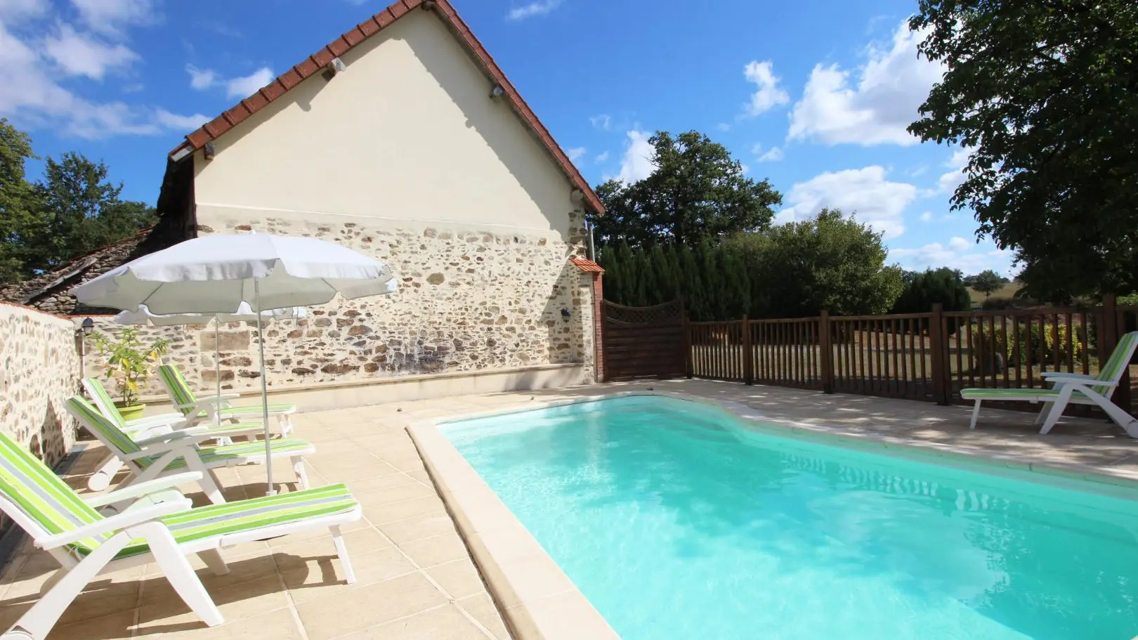 Piscine du gite du Monteil à Arnac la Poste en Haute-Vienne (Nouvelle Aquitaine)_18