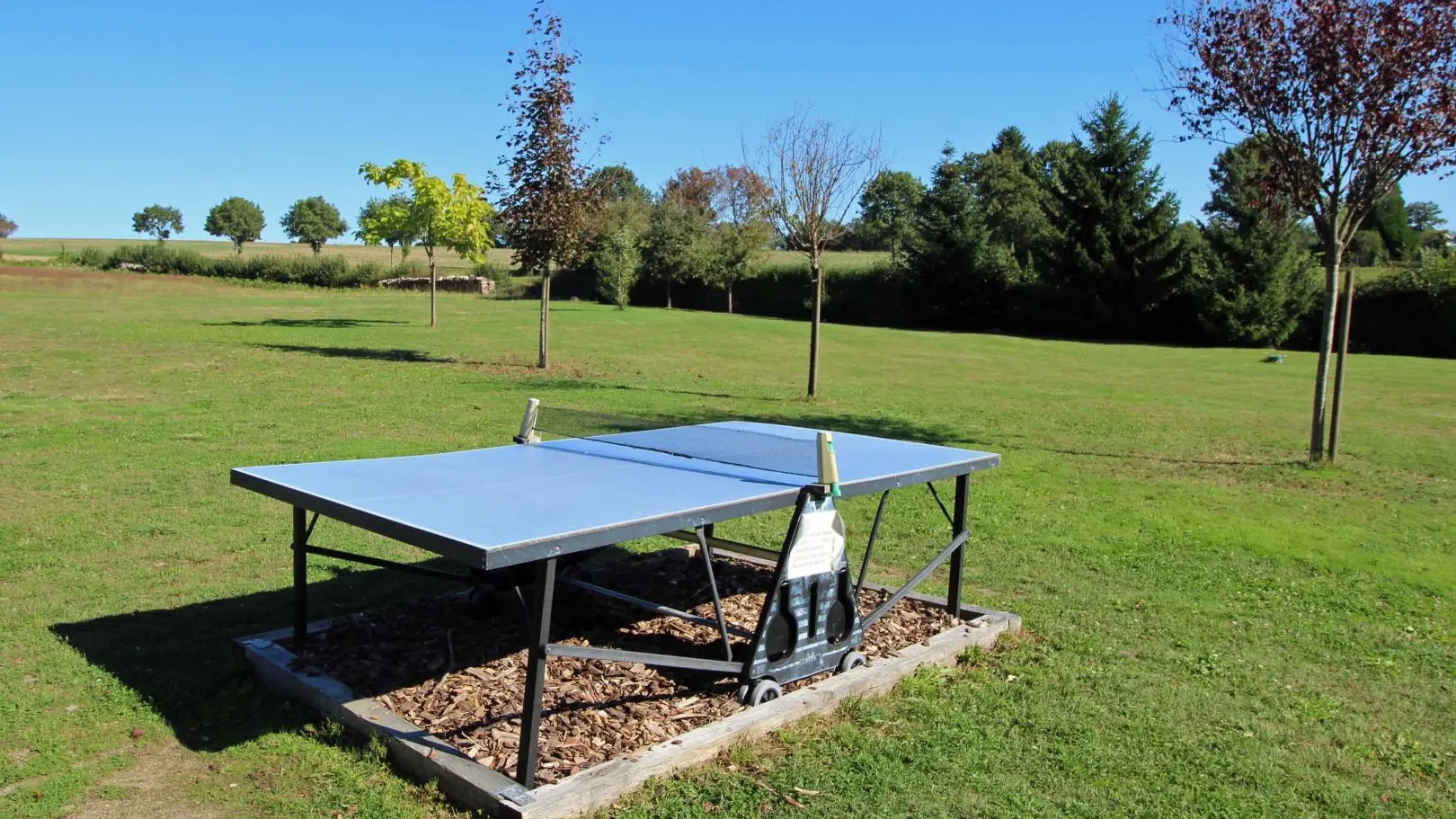 Gite du Monteil à Arnac la Poste en Haute-Vienne (Nouvelle Aquitaine) - très grand terrain devant la maison_3