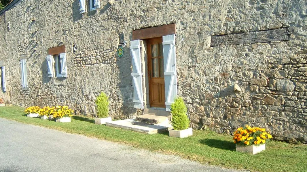 Entrée face à l'étang de la Chapelle Saint-Martial Le moulin du Château à  Dompierre les Eglises en Haute-Vienne (Nouvelle Aquitaine)_6
