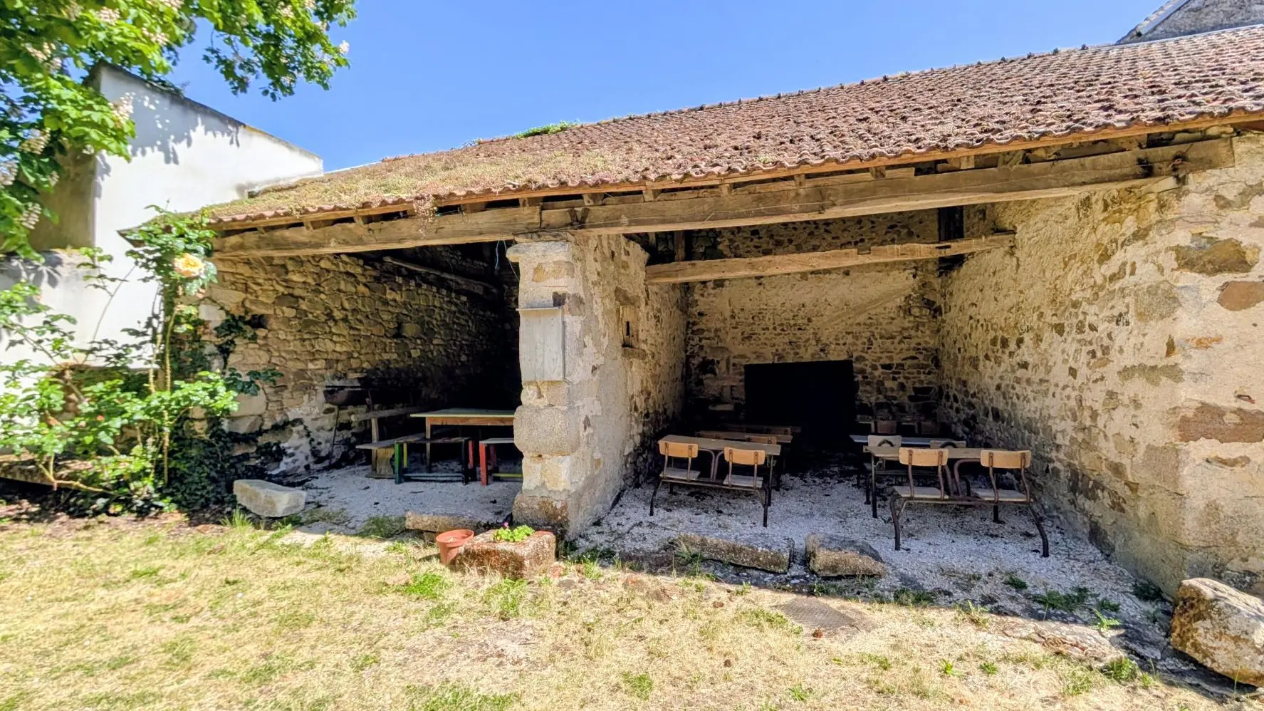 Gite Le Bourg à Lussac-les-Eglises en Haute-Vienne (Limousin en Nouvelle Aquitaine) - abri jeux_4
