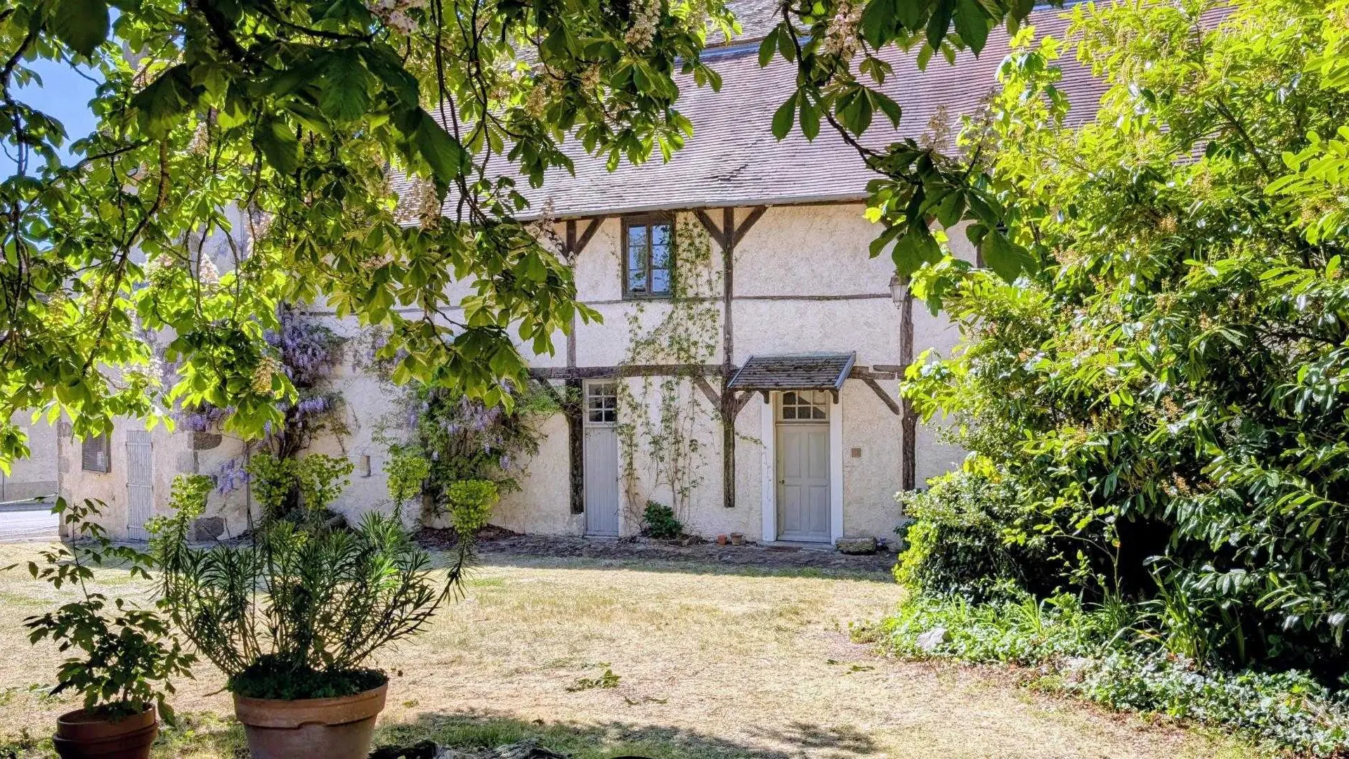 Gite Le Bourg à Lussac-les-Eglises en Haute-Vienne (Limousin en Nouvelle Aquitaine)- vue arrière_2