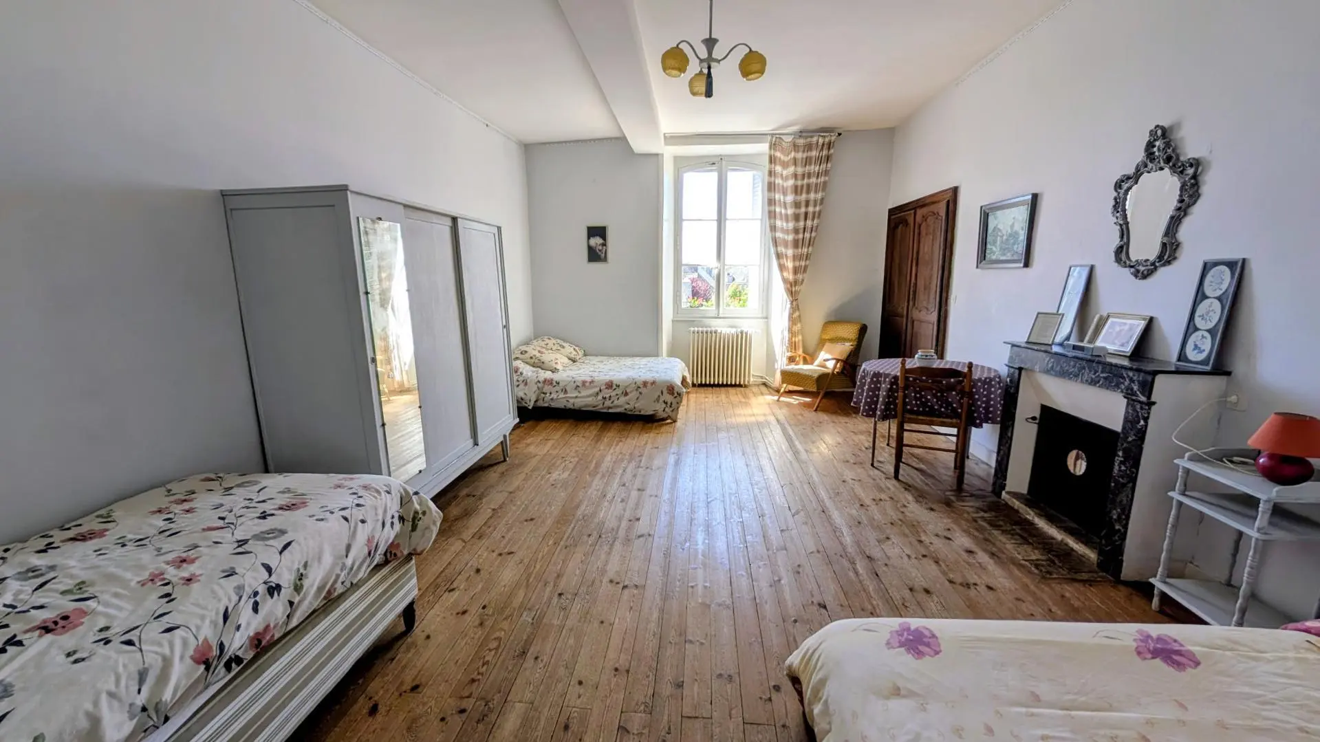 Gite Le Bourg à Lussac-les-Eglises en Haute-Vienne (Limousin en Nouvelle Aquitaine) - chambre 2 lits 2 pers et 1 lit 1 pers._19