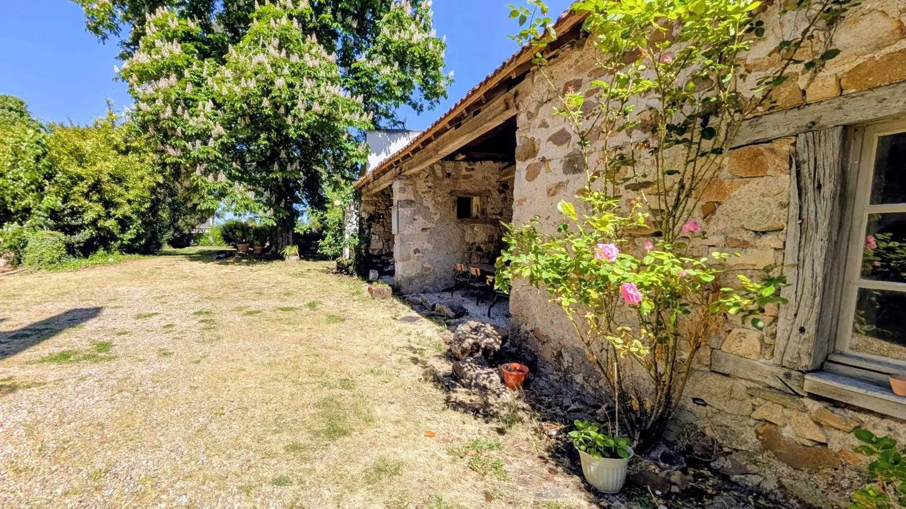 Gite Le Bourg à Lussac-les-Eglises en Haute-Vienne (Limousin en Nouvelle Aquitaine) - arrière gîte_29