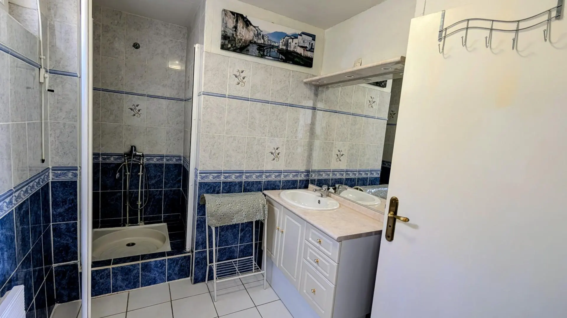 Gite Le Bourg à Lussac-les-Eglises en Haute-Vienne (Limousin en Nouvelle Aquitaine) - salle d'eau privée chambre 1 lit 2 pers; et 1 lit 1 pers._17