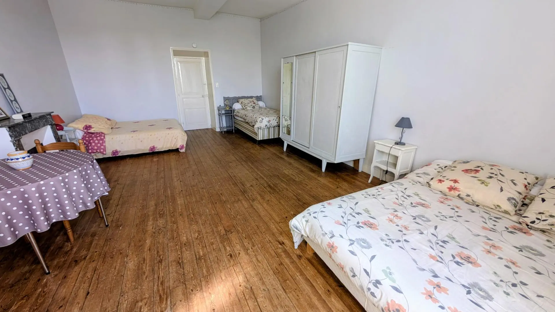 Gite Le Bourg à Lussac-les-Eglises en Haute-Vienne (Limousin en Nouvelle Aquitaine) - chambre 2 lits 2 pers. et 1 lit 1 pers._18