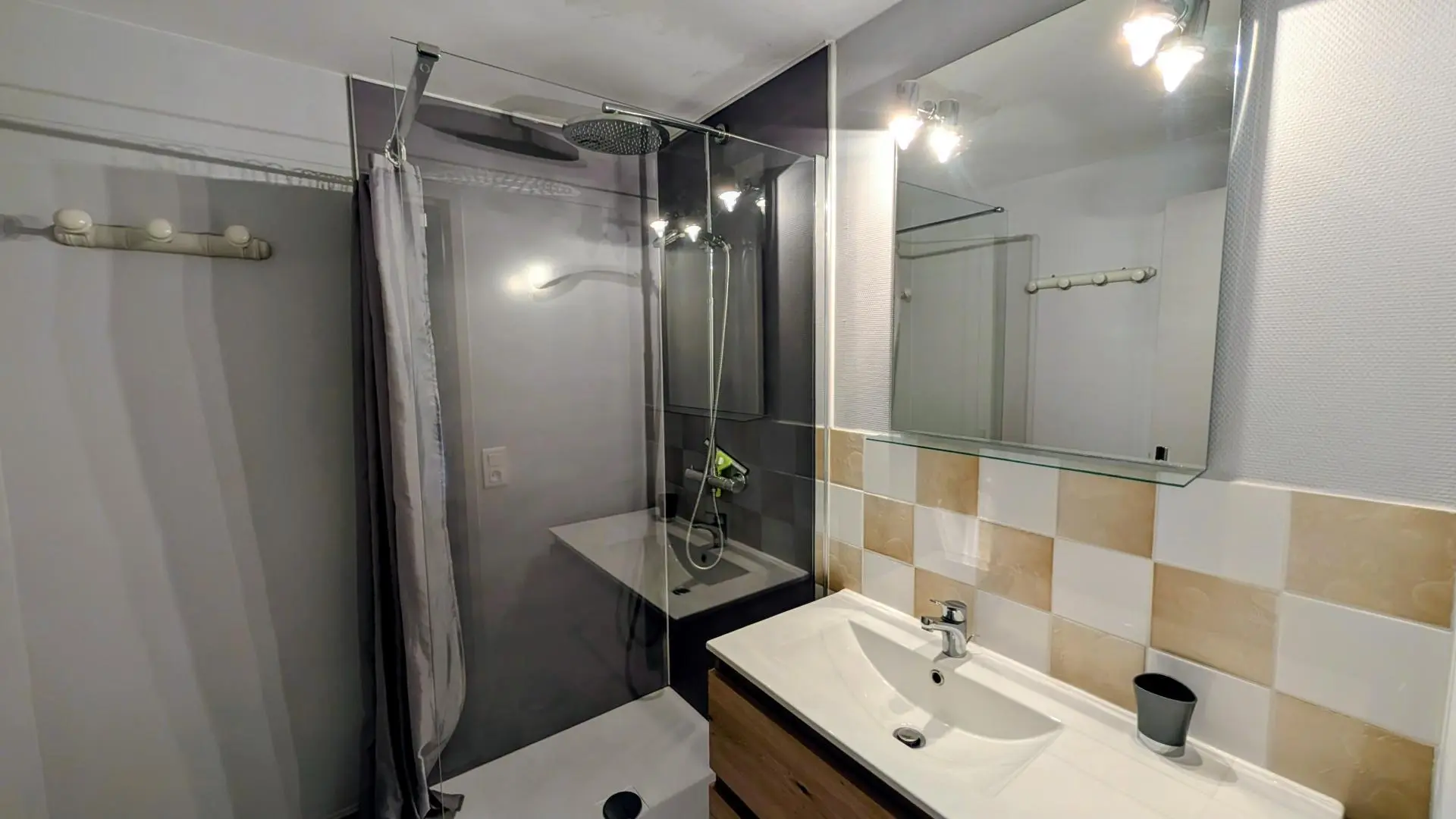 Gite de Montbrugnaud  à Mailhac sur Benaize en Haute-Vienne - salle d'eau étage_23