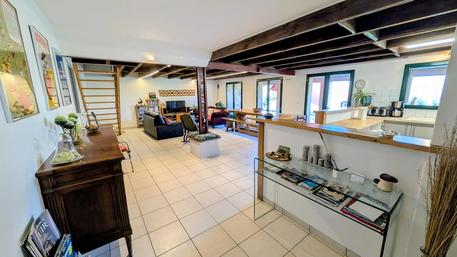 Gite de Montbrugnaud  à Mailhac sur Benaize en Haute-Vienne - séjour salon et cuisine ouverte_7