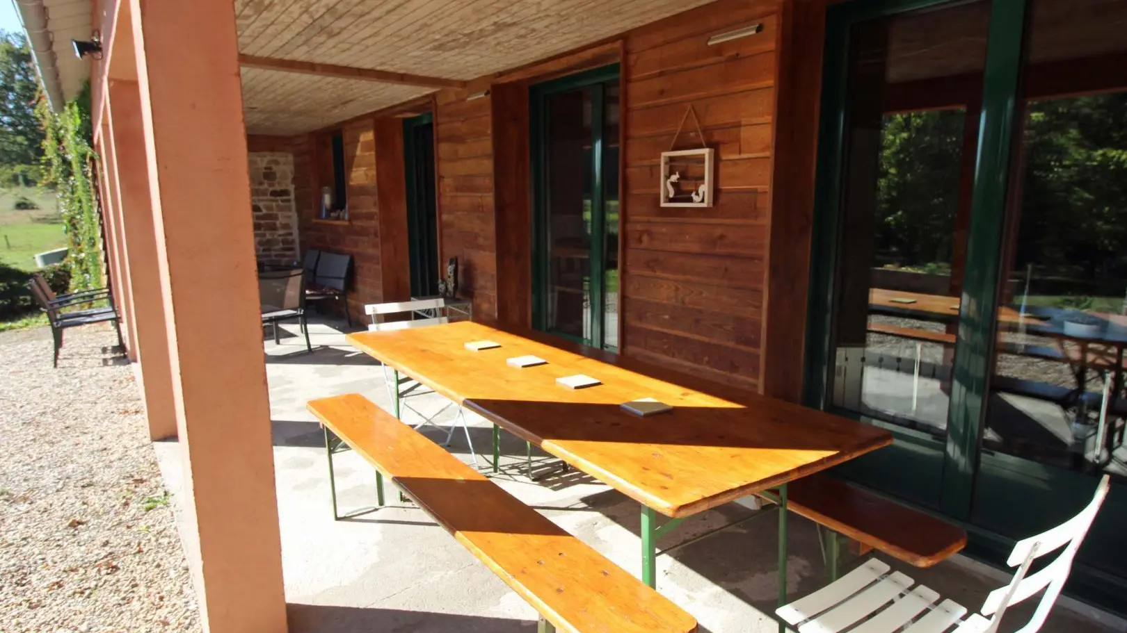 Gite de Montbrugnaud  à Mailhac sur Benaize en Haute-Vienne - la terrasse couverte_31