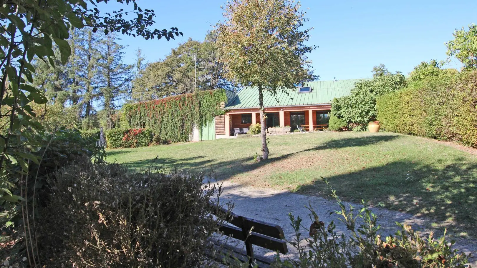 Gite de Montbrugnaud  à Mailhac sur Benaize en Haute-Vienne - la maison vue du chemin privé qui descend vers l'étang_29