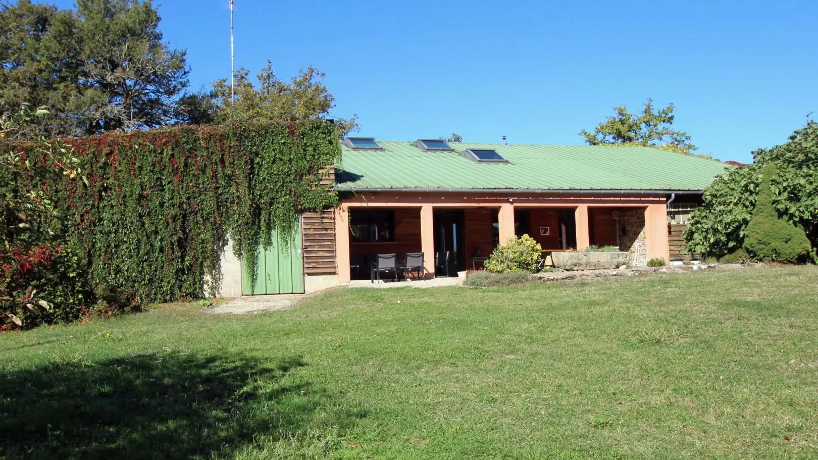 Gite de Montbrugnaud  à Mailhac sur Benaize en Haute-Vienne - le gîte côté terrasse et terrain_33