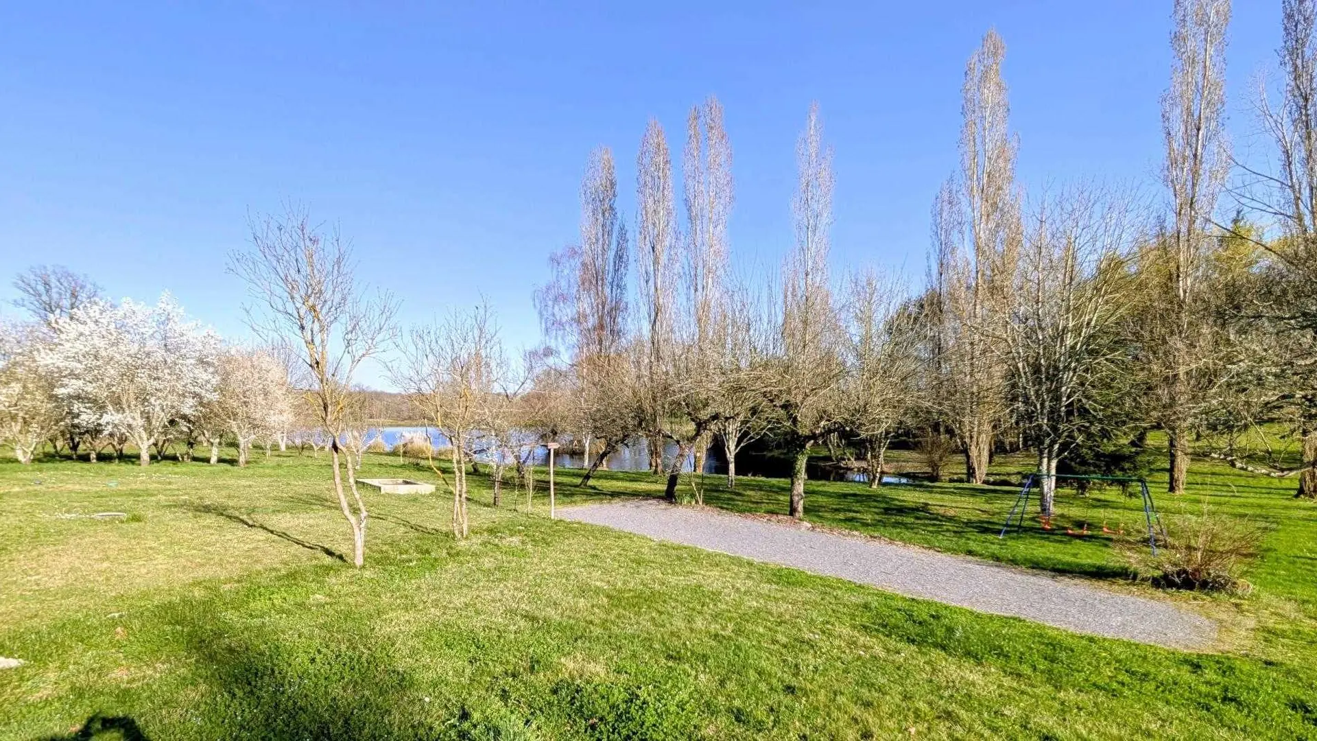 Gite de Montbrugnaud  à Mailhac sur Benaize en Haute-Vienne - terrain et terrain de pétanque_34