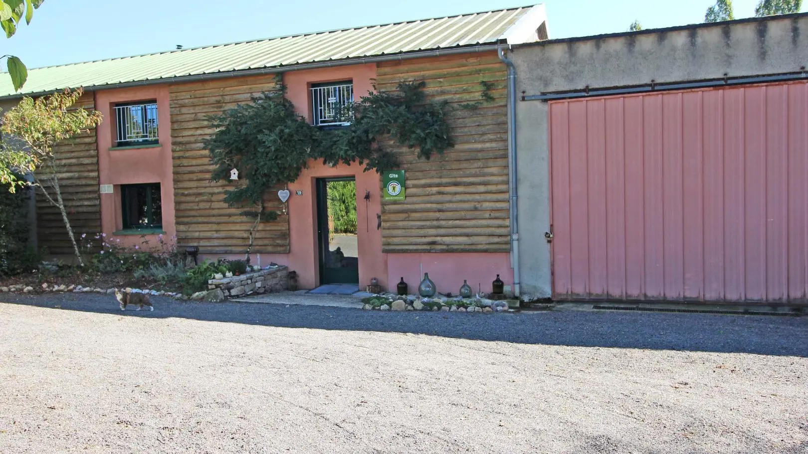 Gite de Montbrugnaud  à Mailhac sur Benaize en Haute-Vienne - le gîte côté arrivée et parking_42