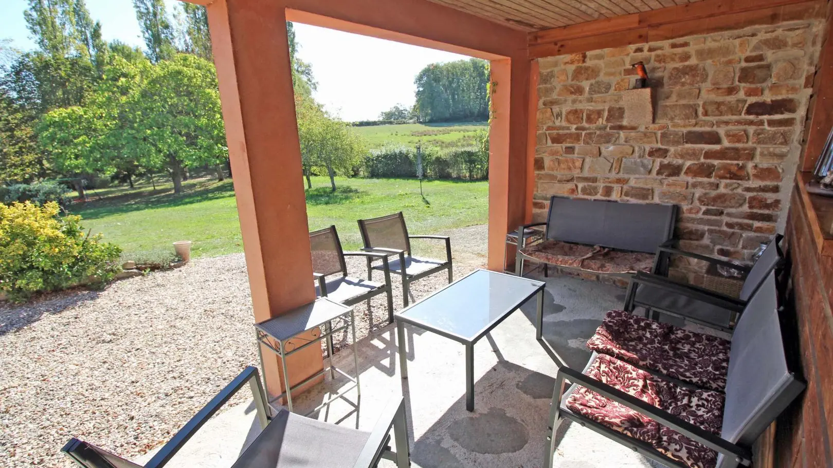 Gite de Montbrugnaud  à Mailhac sur Benaize en Haute-Vienne - terrasse couverte_4