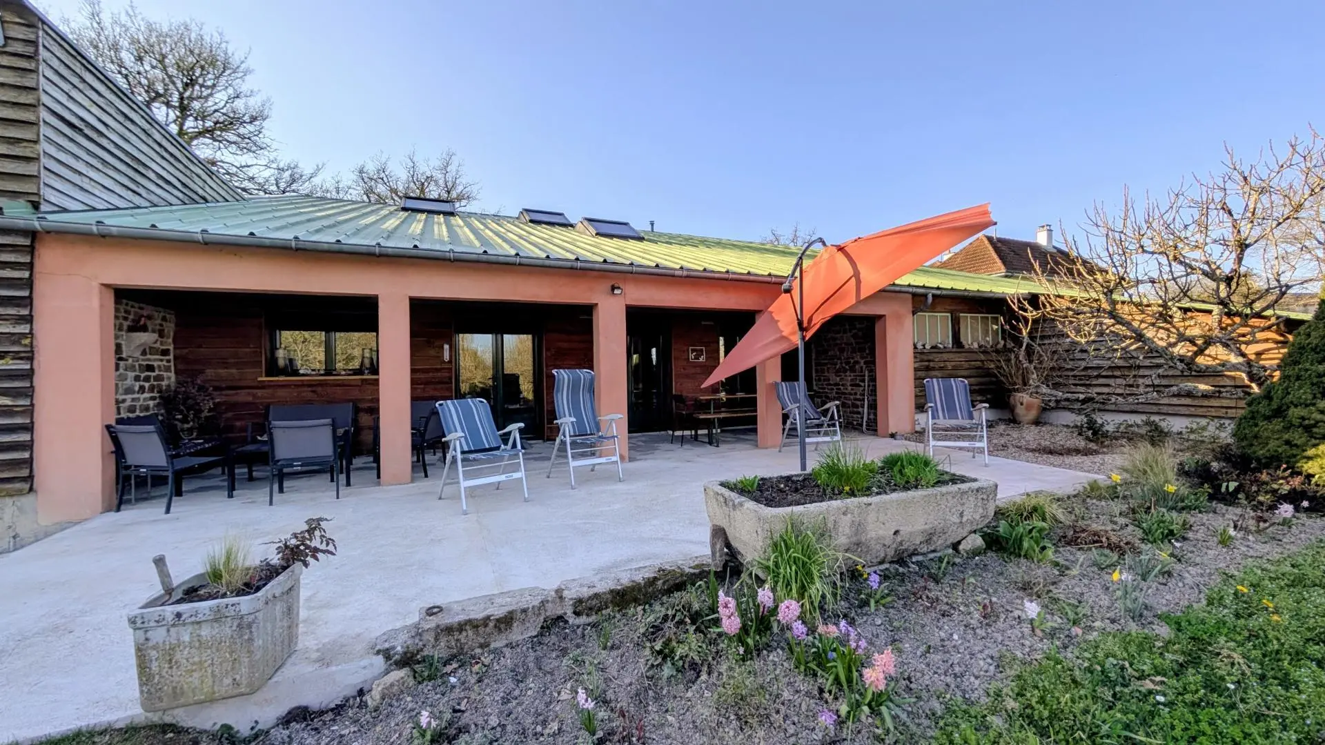 Gite de Montbrugnaud  à Mailhac sur Benaize en Haute-Vienne - terrasse et terrasse couverte_30