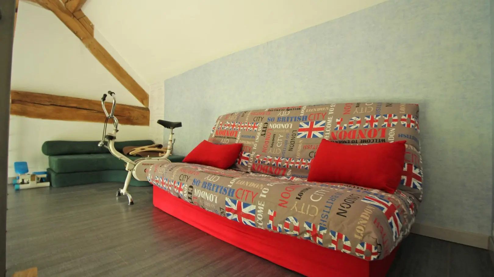 Gîte les cheyroux à St Léger-Magnazeix en Haute-Vienne (Limousin en Nouvelle Aquitaine)- mezzanine au dessus de la salle détente_17