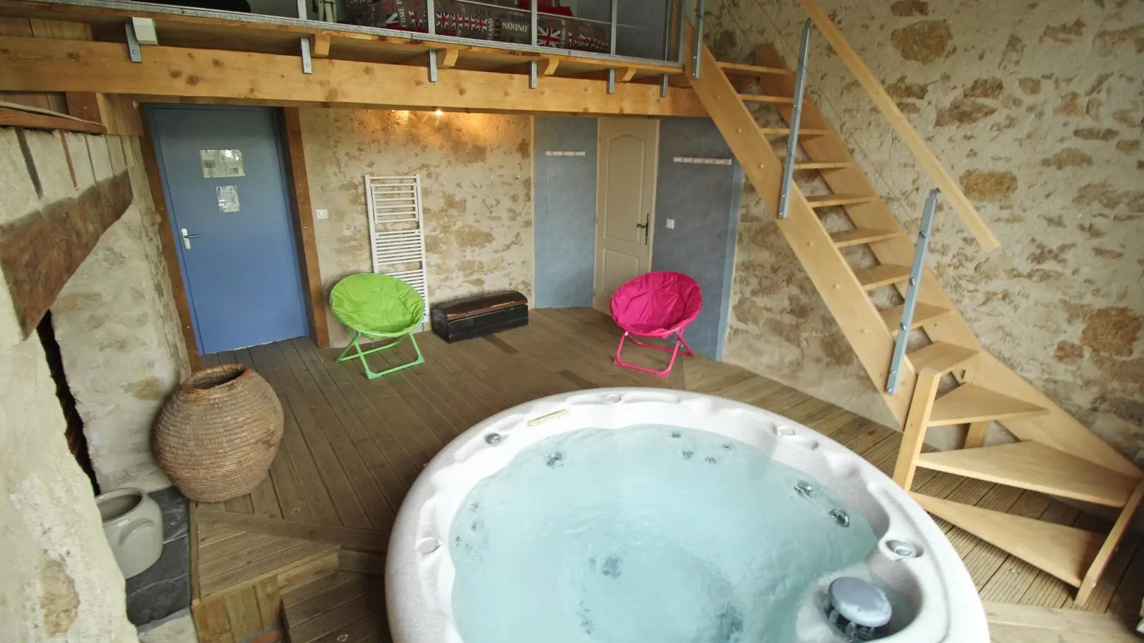 Gîte les cheyroux à St Léger-Magnazeix en Haute-Vienne (Limousin en Nouvelle Aquitaine)- salle détente_16