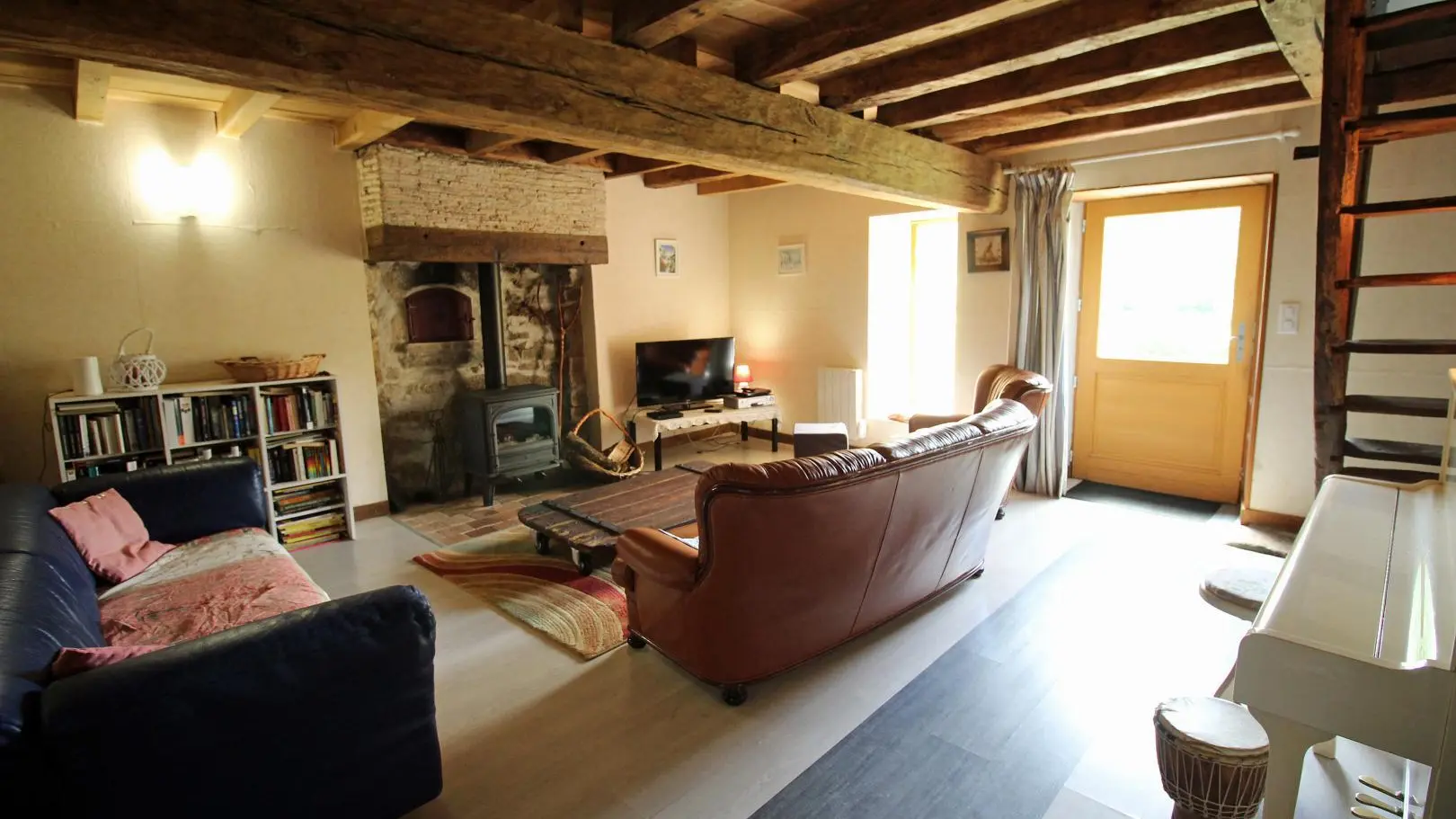 Gîte les cheyroux à St Léger-Magnazeix en Haute-Vienne (Limousin en Nouvelle Aquitaine) - grand salon_11