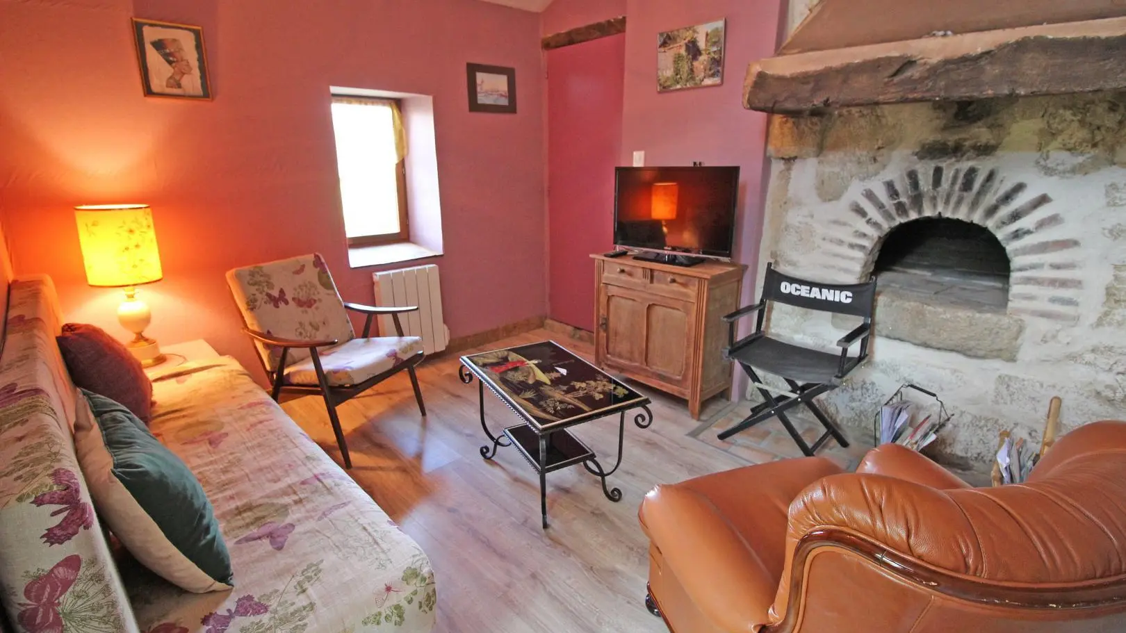 Gîte les cheyroux à St Léger-Magnazeix en Haute-Vienne (Limousin en Nouvelle Aquitaine) - petit salon_10