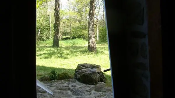 Gîte Benoîton à Saint Sulpice Les Feuilles en Haute-Vienne (Limousin. La porte vitrée donnant sur la terrasse exposée plein ouest._15