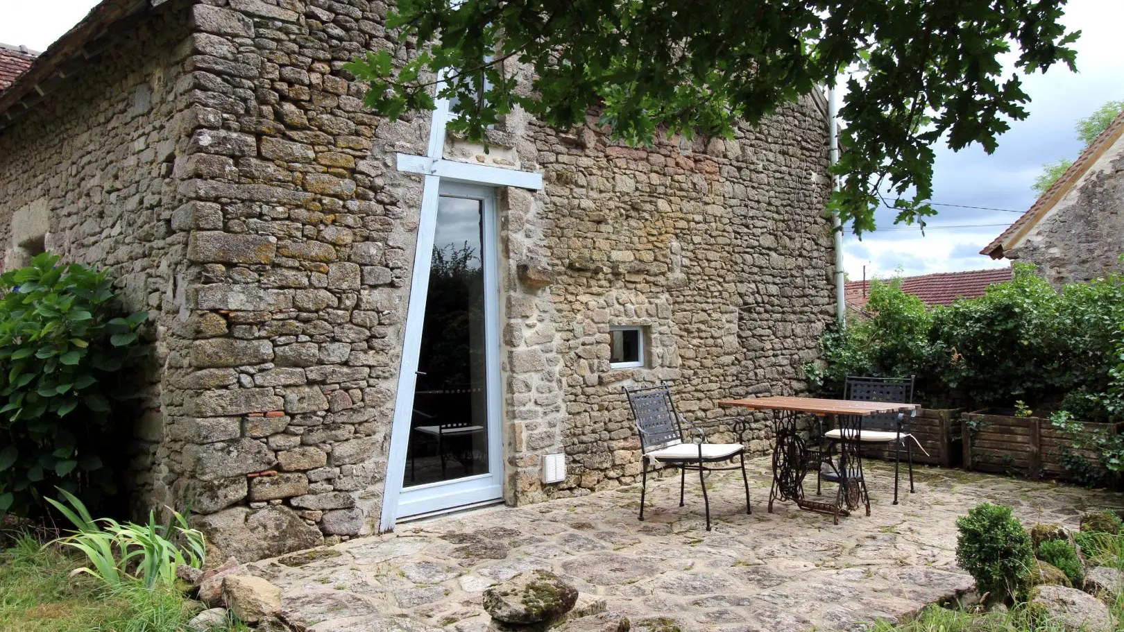 Gîte Benoîton à Saint Sulpice Les Feuilles en Haute-Vienne (Limousin. Terrasse à l'ouest, accès par le séjour_3