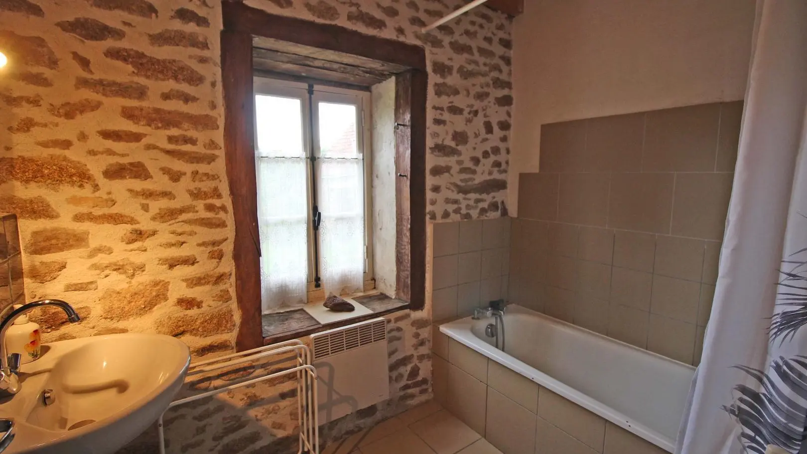 Gîte Benoîton à Saint Sulpice Les Feuilles en Haute-Vienne. salle de bains au rez de chaussée_8