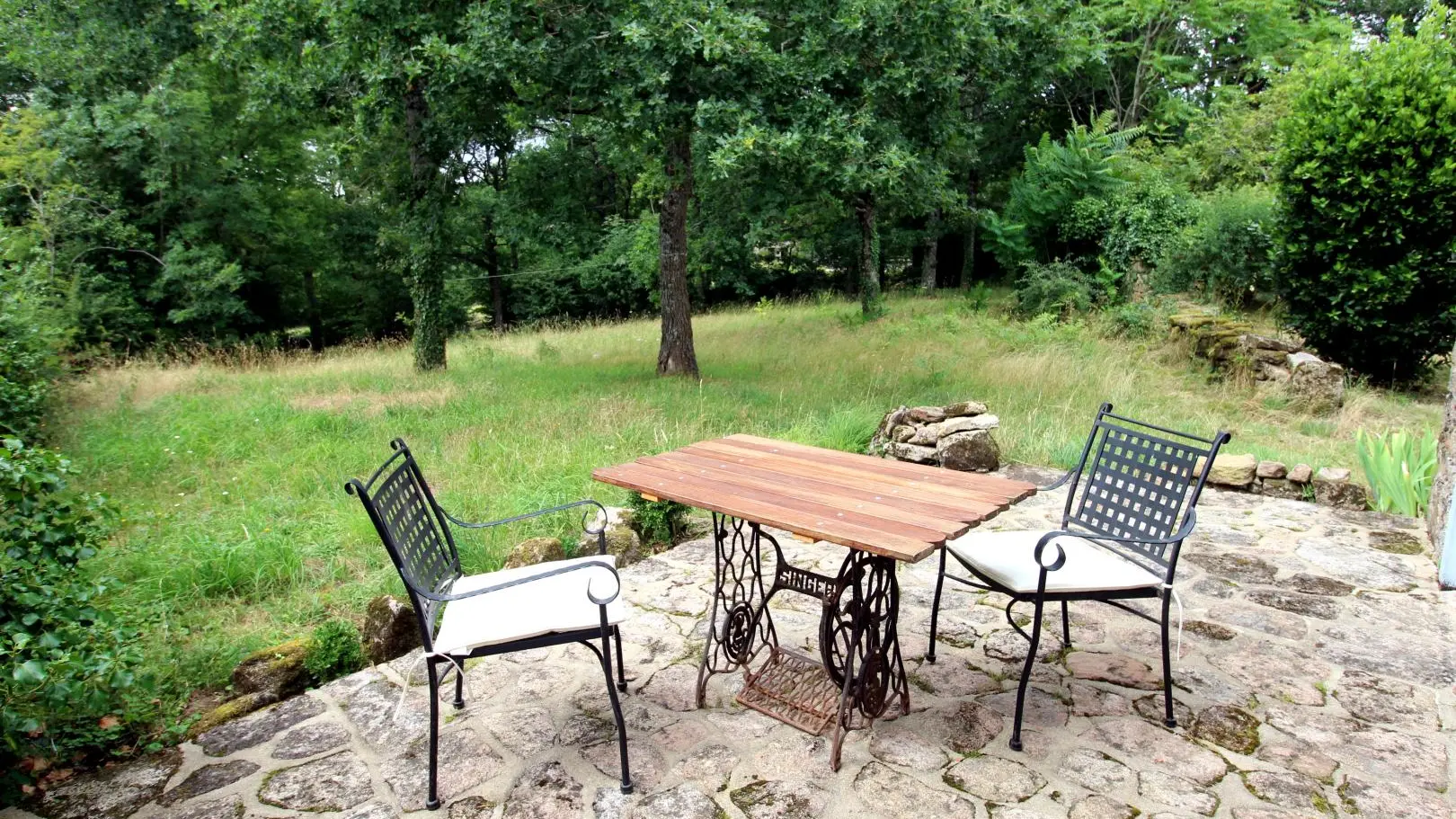 Gîte Benoîton à Saint Sulpice Les Feuilles en Haute-Vienne (Limousin. Terrasse à l'ouest accès par le séjour_2