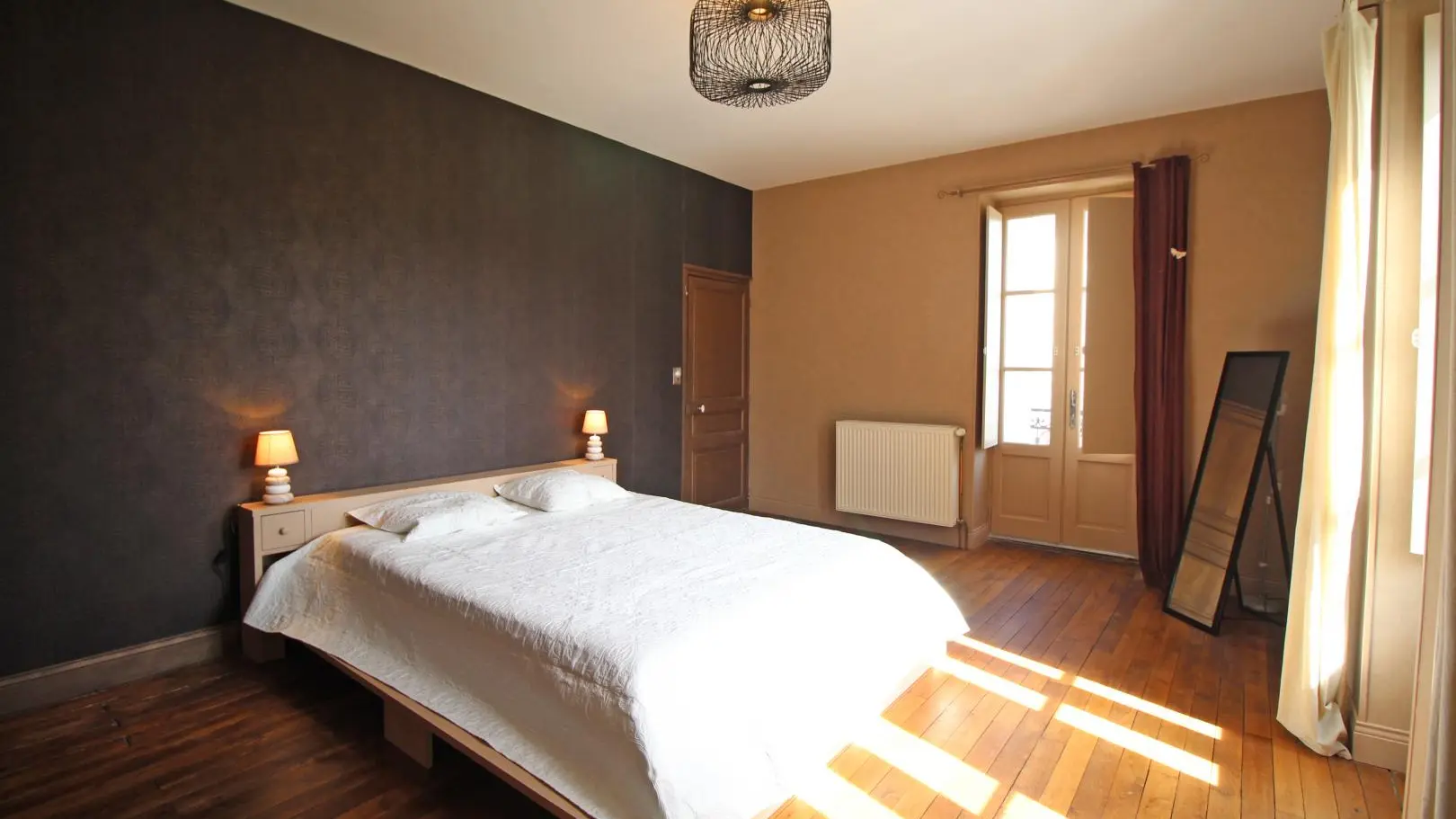 Chambre parentale : lit de 160 x 200 - 2 grandes armoires de rangement équipée d'un petit lit à barreau si besoin_9