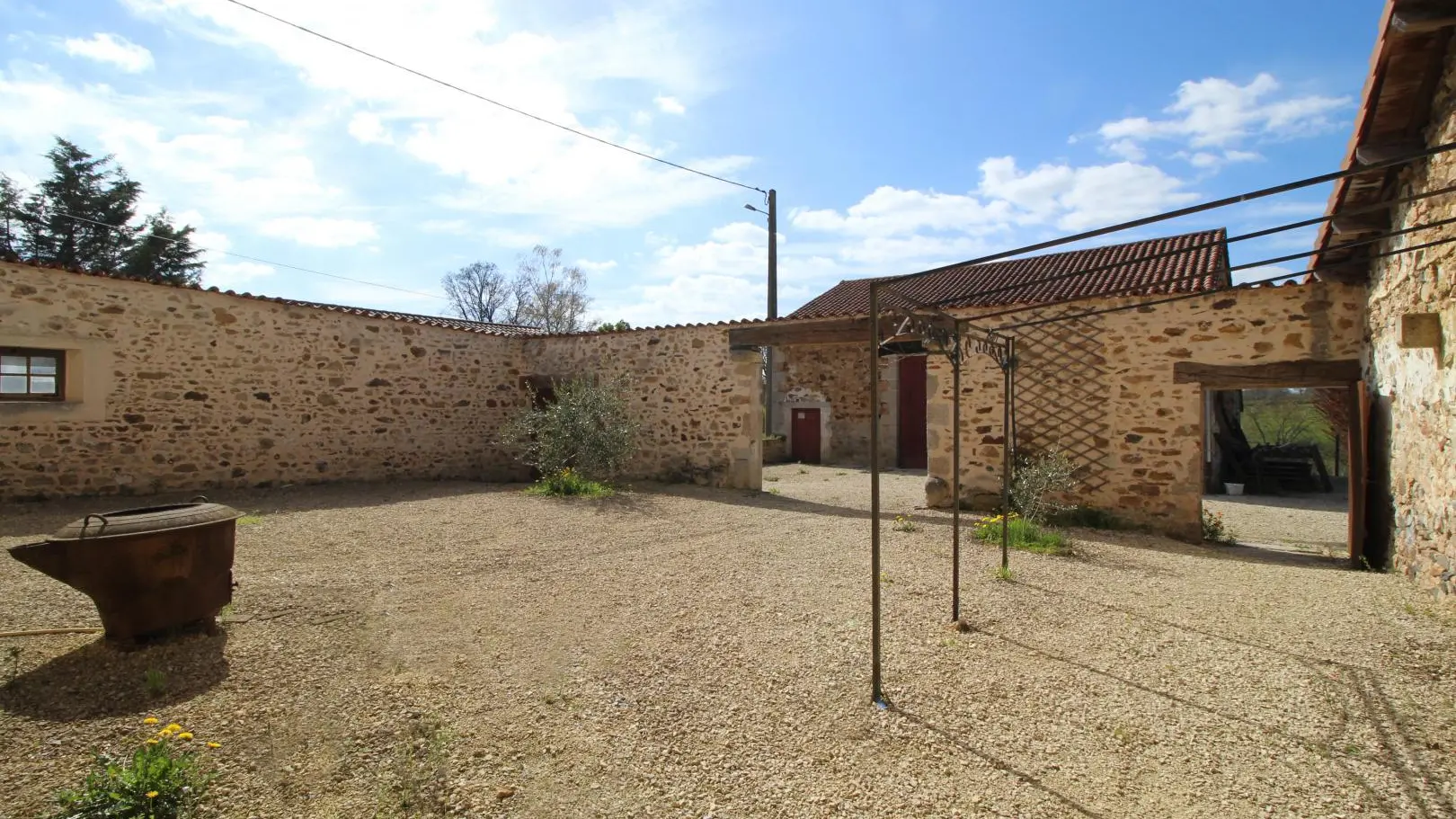 Gîte Les 3 tilleuls à Bellac en Haute-Vienne (Limousin) - cour_27