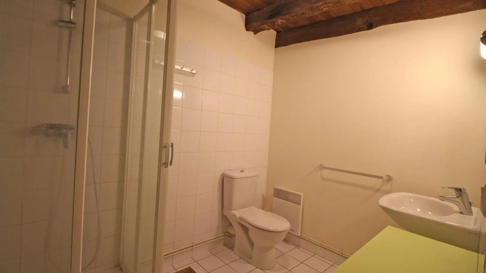 Gite La Maison Du Vinaigrier à Berneuil  en Haute-Vienne (Limousin)- salle d'eau_13