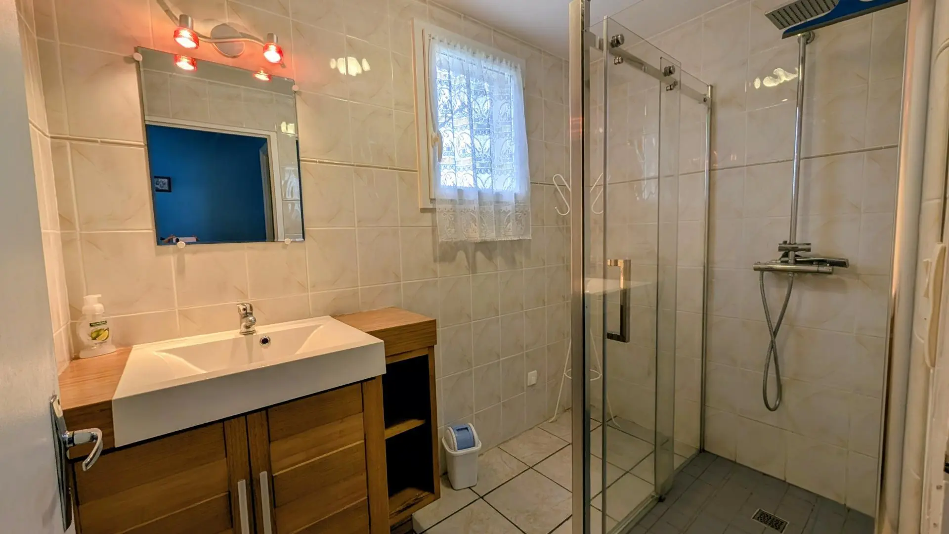 Gîte chez Mamie Couture à Val d'Issoire en Haute-Vienne - salle d'eau rez de chaussée_10