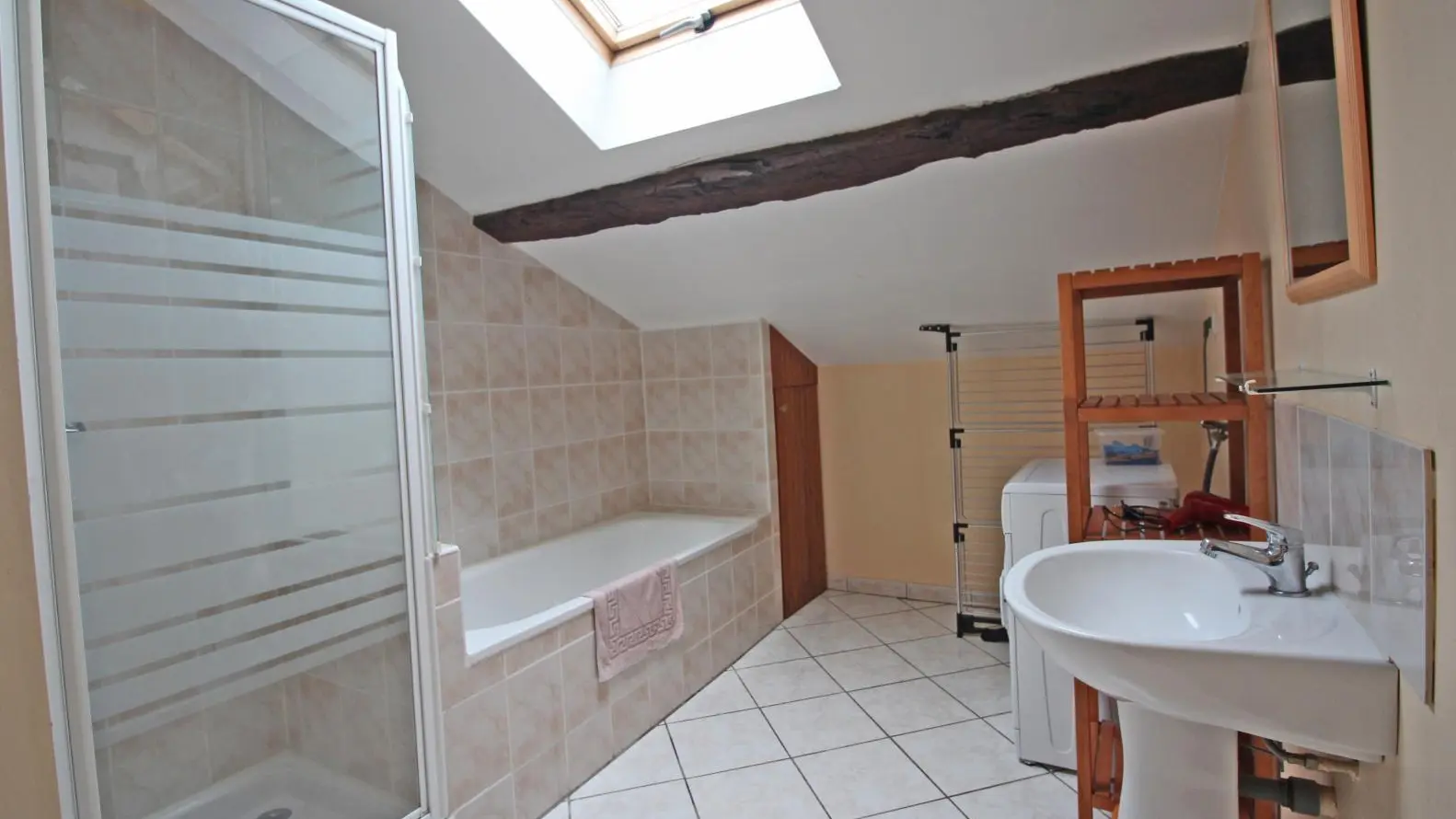 Gite Le Bourg à Vaulry en Haute-Vienne - salle de bains et wc (en rdc sur-élevé)_8