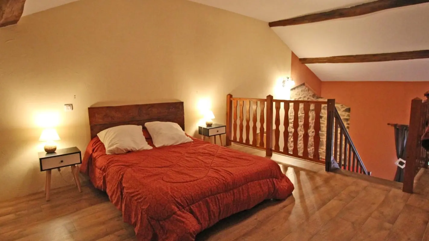 GiteLe Bourg à Vaulry en Haute-Vienne - chambre en mezzanine au dessus espace détente du 1er étage_15