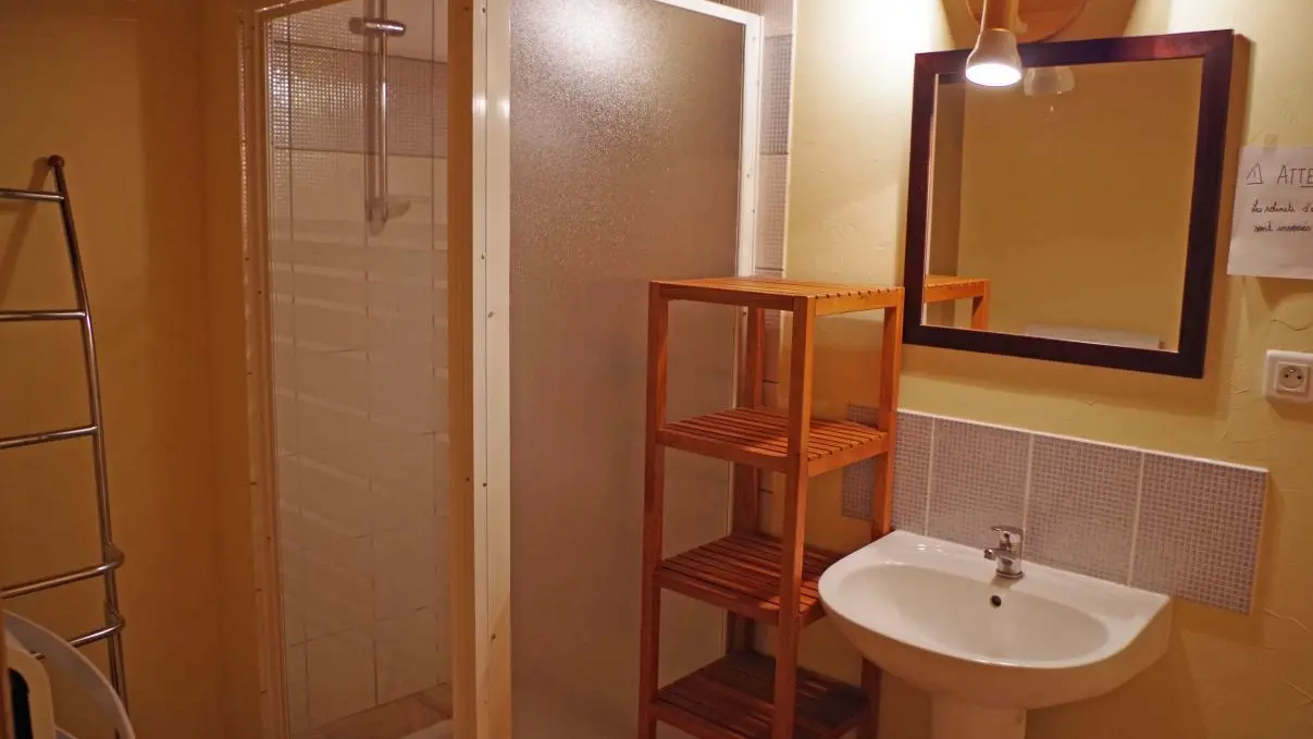 Gîte Le Bourg à Vaulry en Haute-Vienne (Nouvelle Aquitaine) - salle d'eau accès par espace détente de l'étage_17