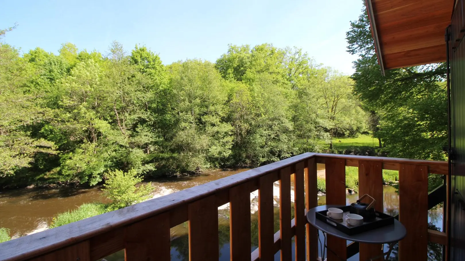 Gîte 3 ânes et un moulin à Bessines sur Gartempe en Haute-Vienne (Nouvelle Aquitaine) - vue de la chambre 2 - terrasse_56