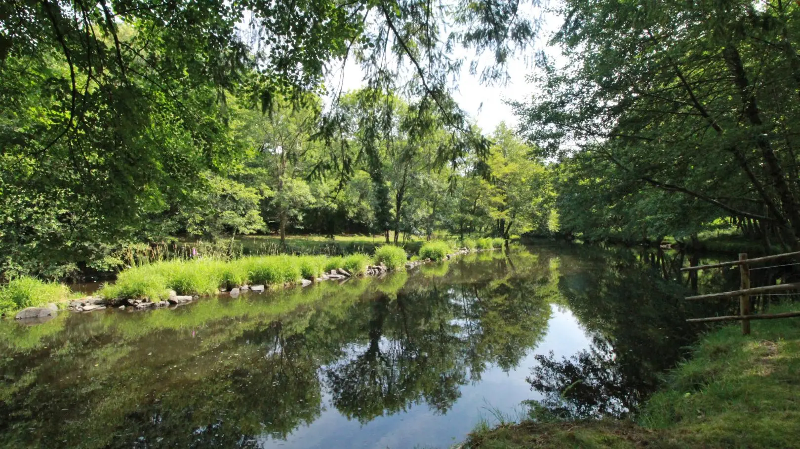 Gîte 3 ânes et un moulin à Bessines sur Gartempe en Haute-Vienne (Nouvelle Aquitaine) - coin détente_40
