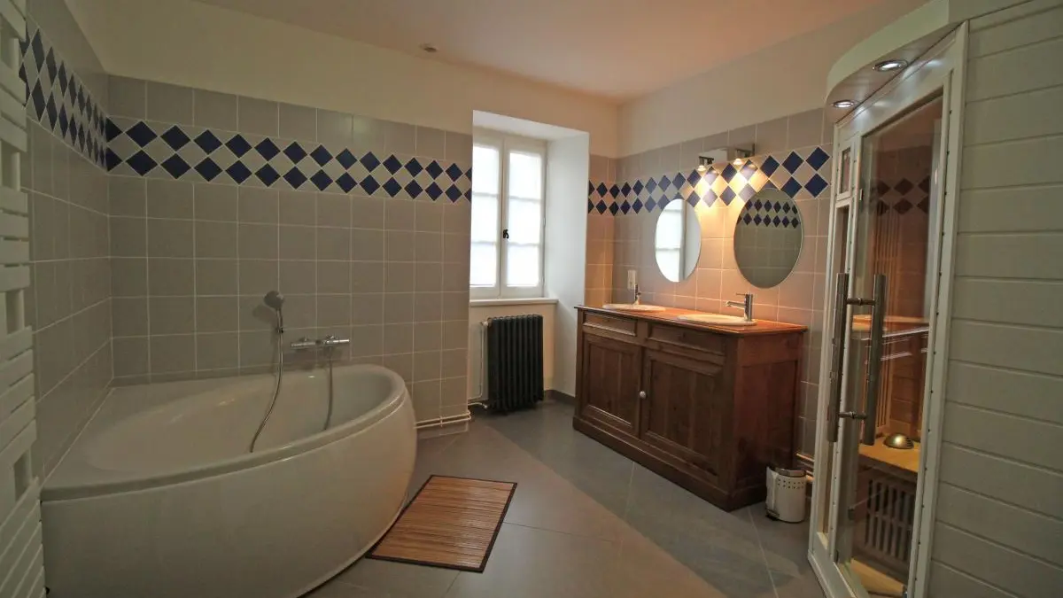 Gite Le Génie de la Forêt à Compreignac en Haute-Vienne (Limousin)- salle de bains avec sauna_17
