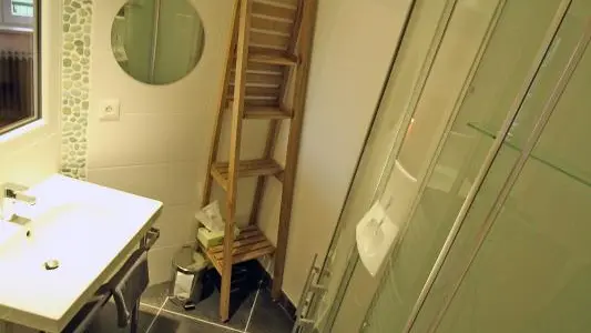 Gite Le Génie de la Forêt à Compreignac en Haute-Vienne (Limousin)- salle d'eau de la chambre 4_19