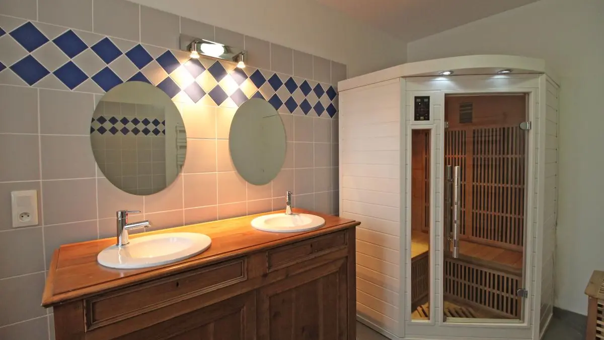 Gite Le Génie de la Forêt à Compreignac en Haute-Vienne (Limousin)- salle de bains avec sauna_27