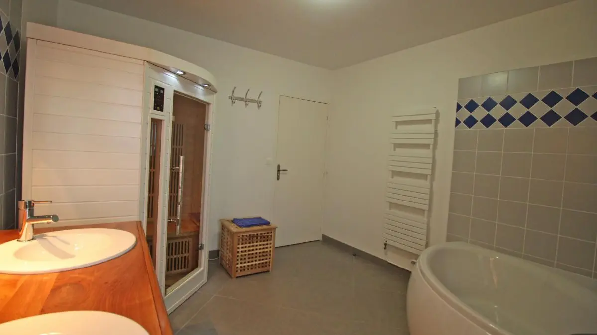 Gite Le Génie de la Forêt à Compreignac en Haute-Vienne (Limousin)- salle de bains avec sauna_26