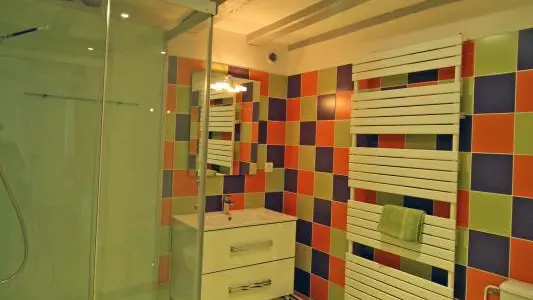 Gite Le Génie de la Forêt à Compreignac en Haute-Vienne (Limousin)- salle d'eau de la chambre 5_22