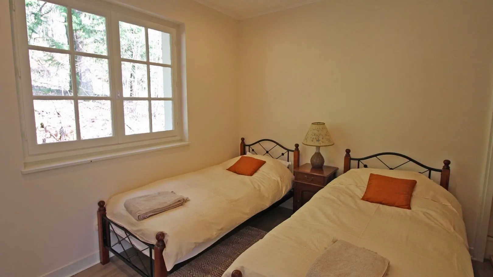 Gite Le Clos des Chênes à La Combe sur la commune de Thouron en Haute-Vienne (Nouvelle-Aquitaine) - chambre sur l'arrière_20