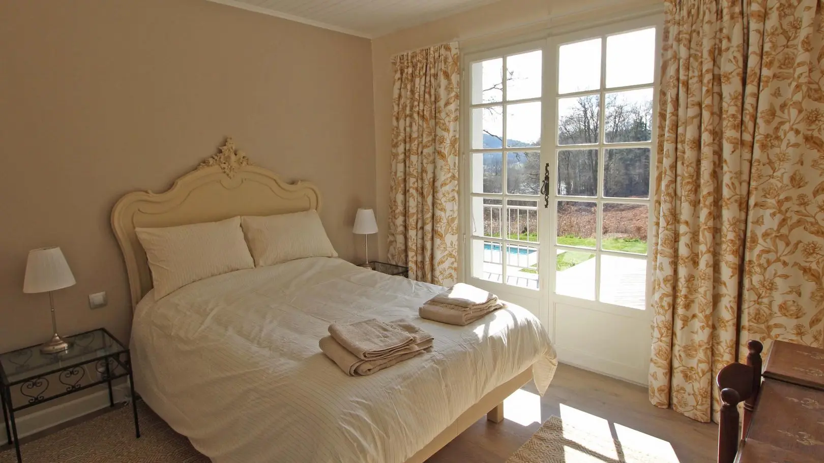 Gite Le Clos des Chênes à La Combe sur la commune de Thouron en Haute-Vienne (Nouvelle-Aquitaine) - chambre beige_19