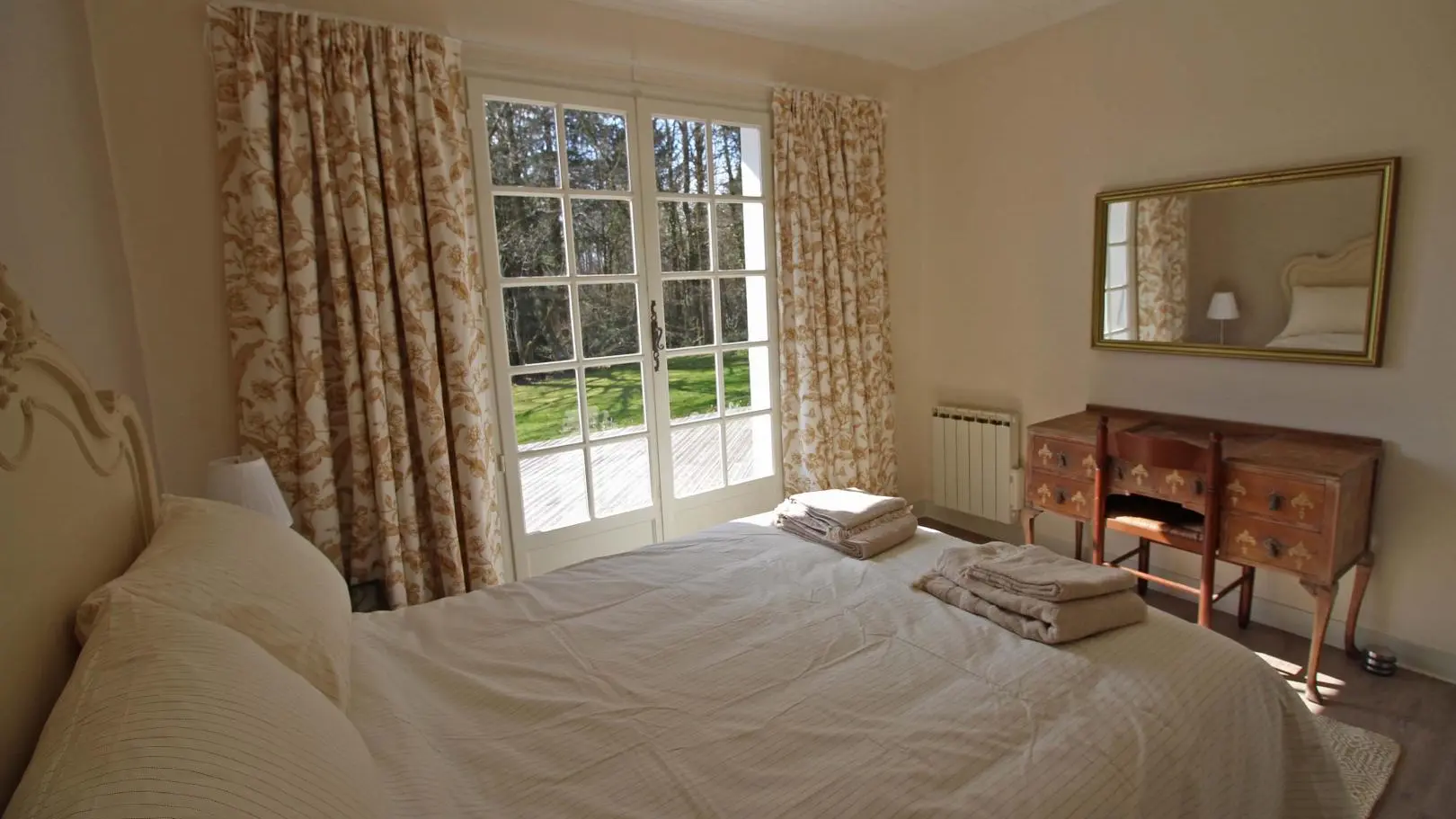 Gite Le Clos des Chênes à La Combe sur la commune de Thouron en Haute-Vienne (Nouvelle-Aquitaine) - chambre beige_18