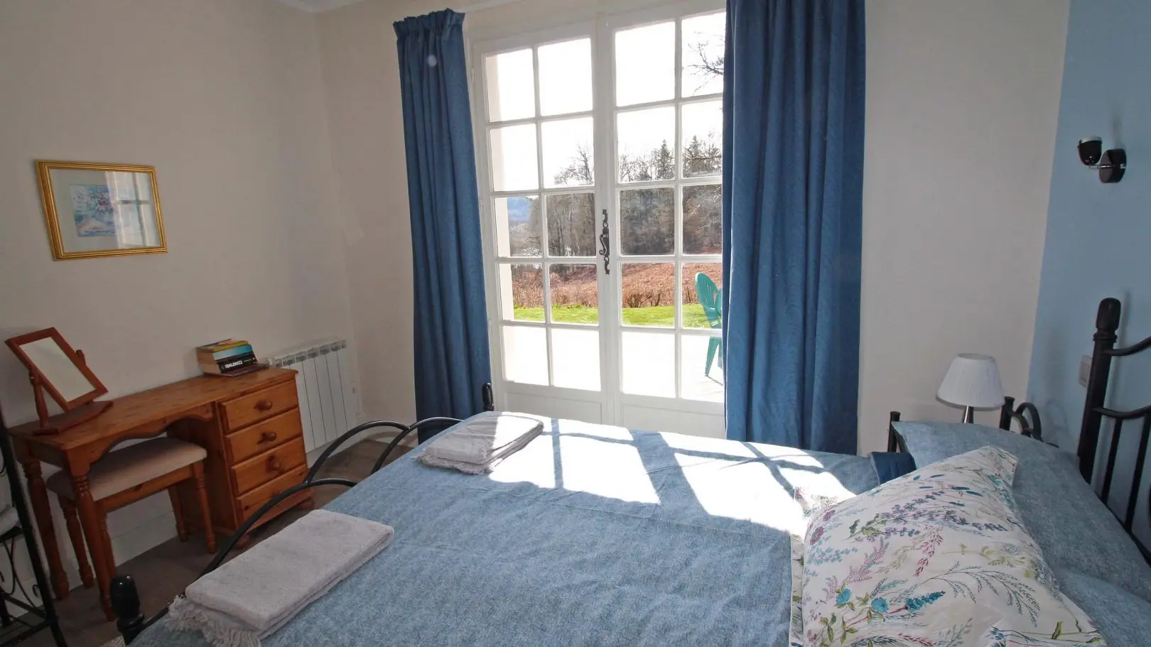 Gite Le Clos des Chênes à La Combe sur la commune de Thouron en Haute-Vienne (Nouvelle-Aquitaine) - chambre bleue_16