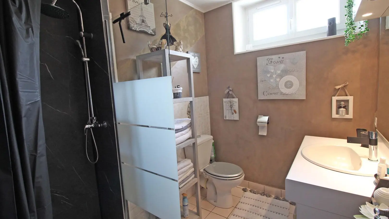 Chambres d'hôtes ô champ communal à Saint Pardoux Le Lac en Haute-Vienne - salle d'eau avec wc privés à l'appartement_11