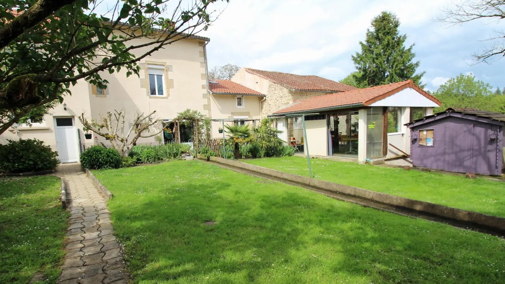 Chambres d'hôtes ô champ communal à Saint Pardoux Le Lac en Haute-Vienne - jardin à l'arrière_2