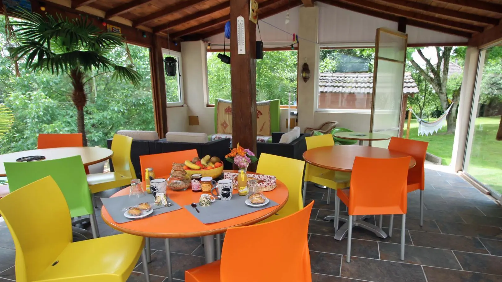 Chambres d'hôtes ô champ communal à Saint Pardoux Le Lac en Haute-Vienne - la véranda _4