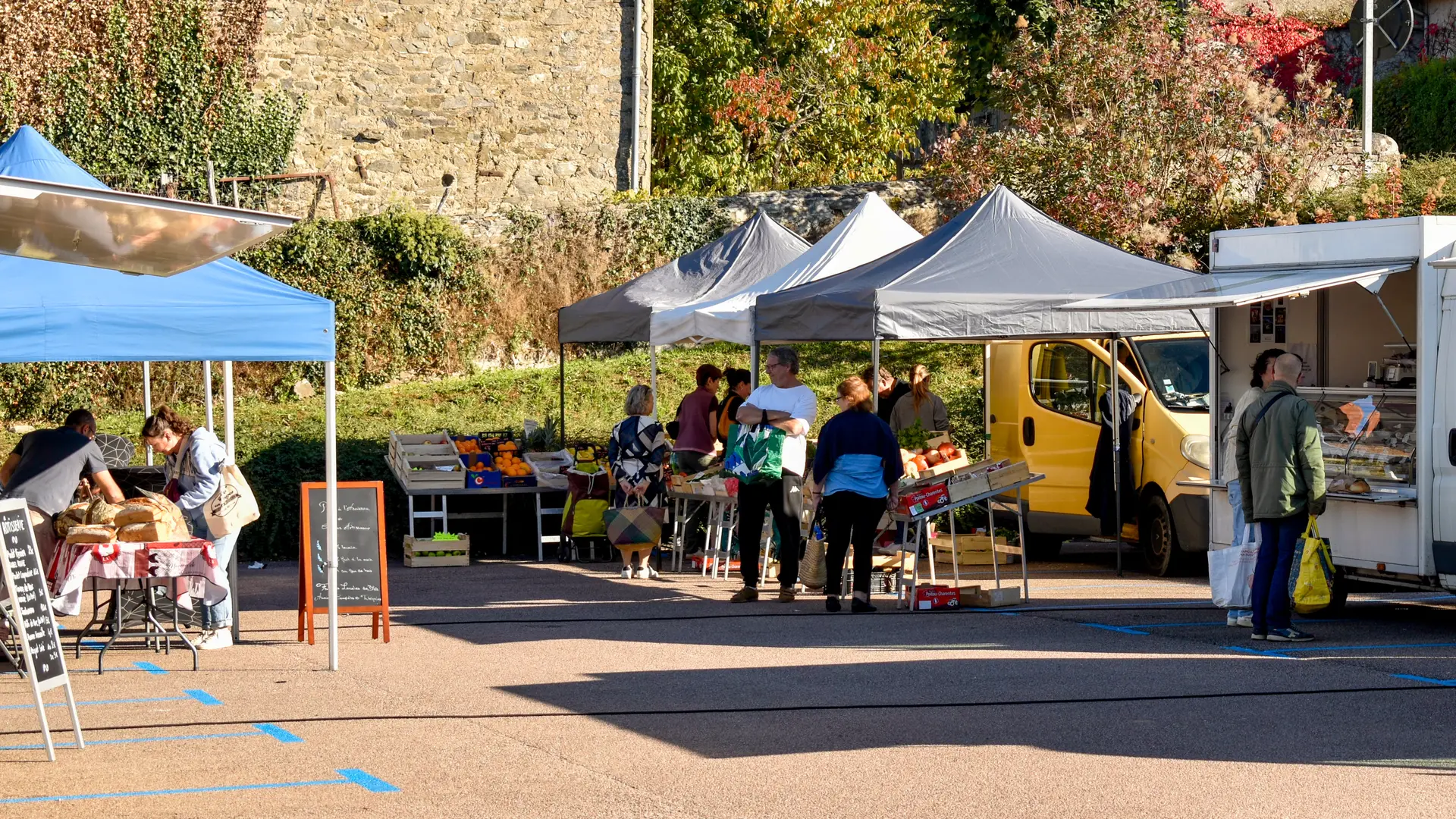 Marché hebdomadaire de Bosmie l'Aiguille