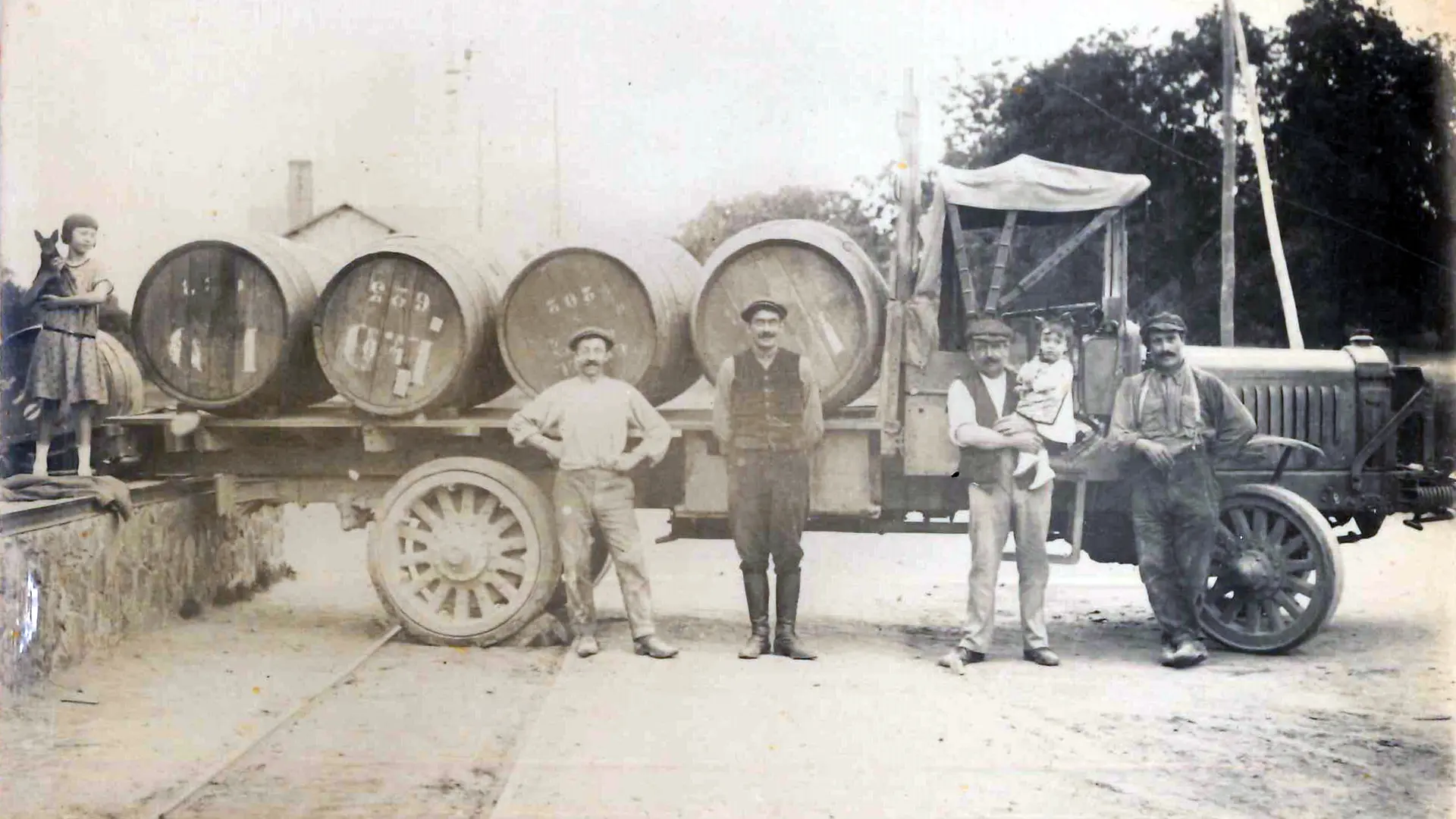 Linards Déchargement marchandises gare tramway 1924