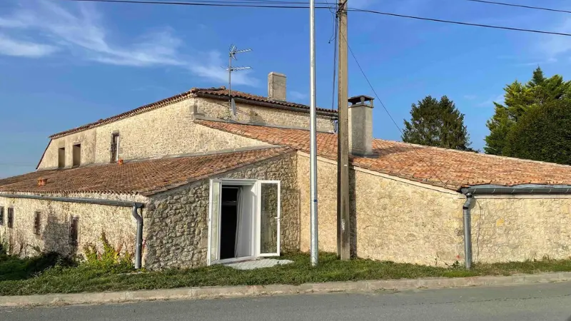 Maison au milieu des vignes